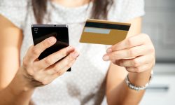 Cardurile au cedat! Mii de moldoveni nu și-au putut scoate banii sau face plăți