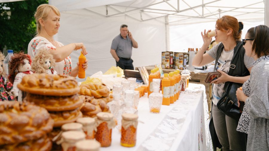 (FOTO) Caravana Europeană la Ungheni a adunat mii de oameni. Târg de produse autohtone și concert de Vali Boghean