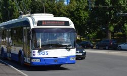 Carburanții se scumpesc. Moldovenii lasă mașinile și trec la troleibuze