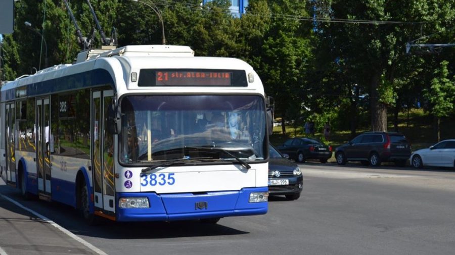 Carburanții se scumpesc. Moldovenii lasă mașinile și trec la troleibuze