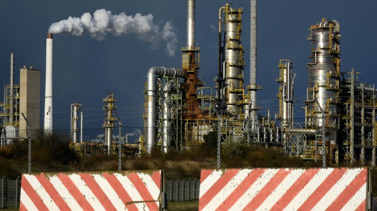 Preţul petrolului scade cu 2 USD, înainte de o potenţială majorare a dobânzii în SUA. În Moldova se ieftinesc carburanții