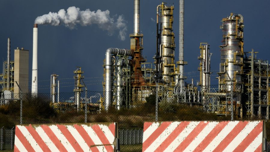 Preţul petrolului scade cu 2 USD, înainte de o potenţială majorare a dobânzii în SUA. În Moldova se ieftinesc carburanții