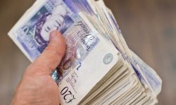 Marea Britanie introduce o taxă de 25% pe profiturile excesive ale companiilor de petrol şi gaze