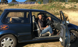 (FOTO) O femeie de 63 de ani a transformat singură o rablă într-o mașină electrică. Câți bani a cheltuit