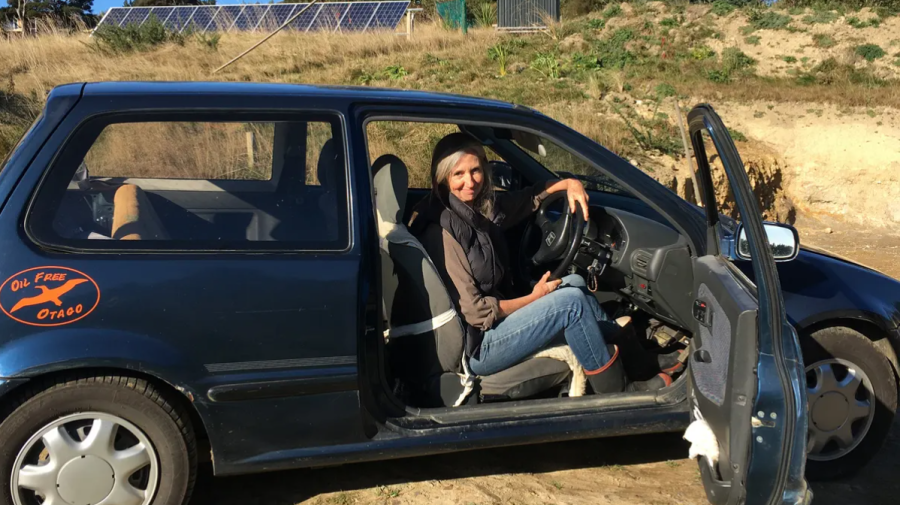 (FOTO) O femeie de 63 de ani a transformat singură o rablă într-o mașină electrică. Câți bani a cheltuit