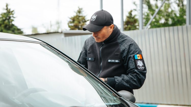 A ascuns un act românesc falsificat într-o cutie de ciocolate. Moldoveanul spera să se angajeze peste hotare