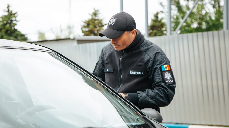 A ascuns un act românesc falsificat într-o cutie de ciocolate. Moldoveanul spera să se angajeze peste hotare