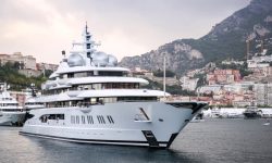 Oligarhii ruşi sunt disperaţi: Mega-iahturile acestora străbat oceanele în lung şi-n lat pentru adăpost de sancţiuni