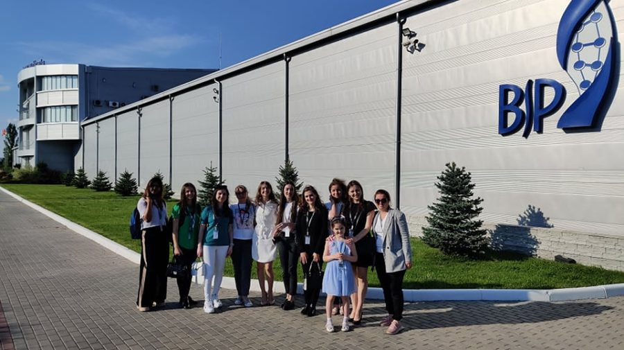 O delegație de studenți și doctoranzi USMF, în vizită la cea mai mare fabrică de medicamente din Moldova