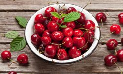 (FOTO) S-au copt primele cireșe! Cât costă un kilogram