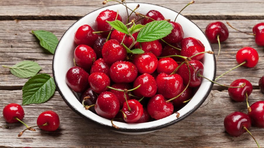 (FOTO) S-au copt primele cireșe! Cât costă un kilogram