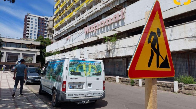 (VIDEO, FOTO) Hotelul Național din centrul Capitalei începe să fie demolat