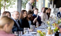 Client maib: „Suntem cam scumpi la vorbă, dar astăzi simțim necesitatea să vă spunem că vă prețuim și vă iubim”