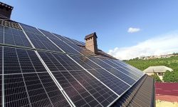 Cei cu acoperișuri inflamabile nu-și mai pot instala panouri solare. ANRE interzice