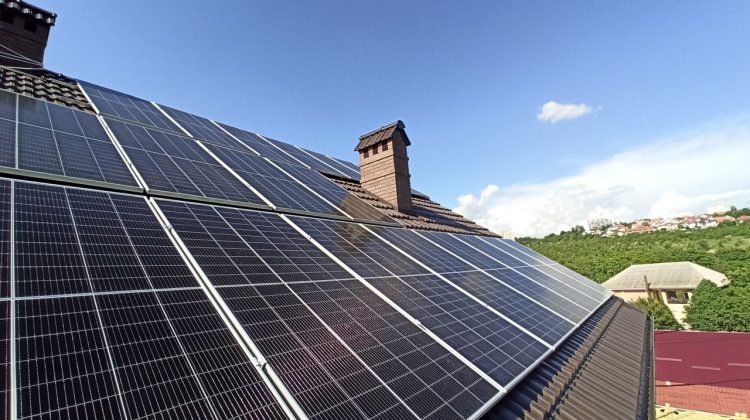 Cei cu acoperișuri inflamabile nu-și mai pot instala panouri solare. ANRE interzice