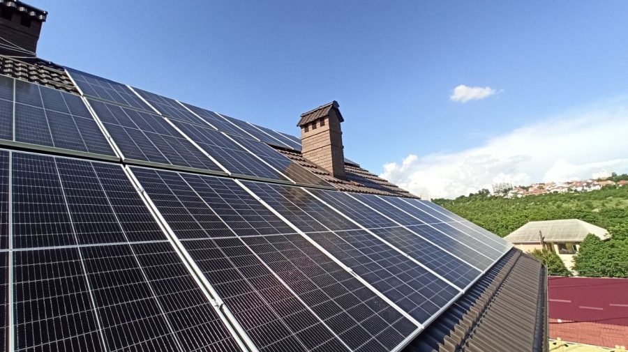 Cei cu acoperișuri inflamabile nu-și mai pot instala panouri solare. ANRE interzice