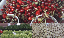 (FOTO) Căpșunile și cireșele devin mai accesibile pentru moldoveni. Ce prețuri sunt la Piața Centrală astăzi