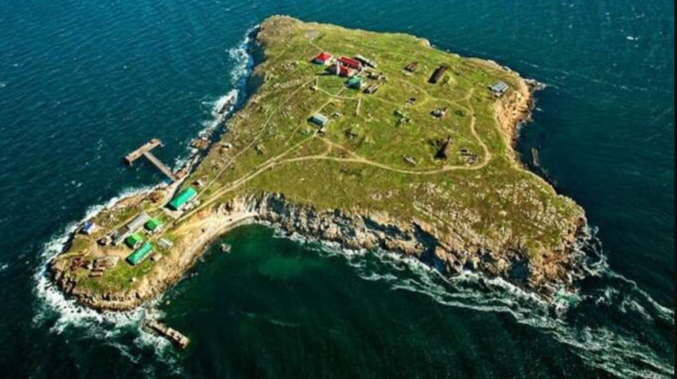 Putin pune ferm piciorul lângă Republica Moldova. Insula Șerpilor s-a umplut de vehicule blindate și nave rusești