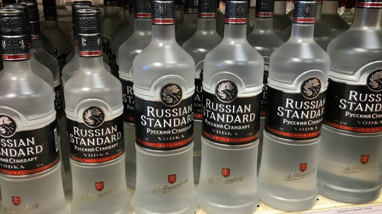 Votca, băutura sacră a rușilor: Companiile îi lasă cu ochii în soare. Și-au redus producția cu 14%