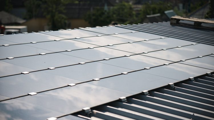 (FOTO) Un antreprenor din satul Costești a instalat panouri fotovoltaice cu suportul Guvernului