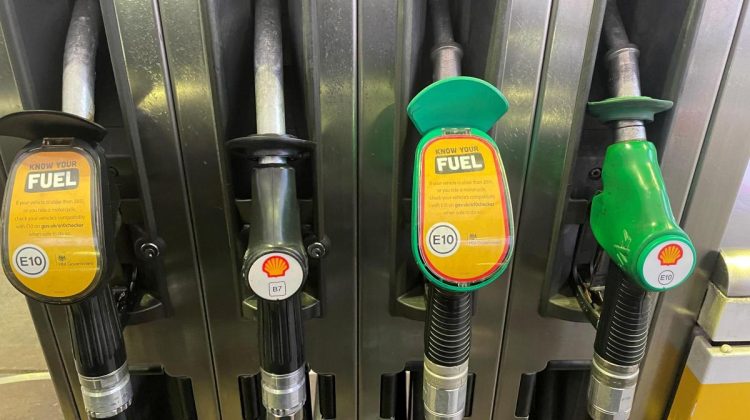 Carburanții se ieftinesc și în weekend! ANRE a afișat prețurile plafon