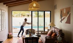 Gazdele Airbnb cer oaspeților să spele cearșafurile și să tundă gazonul chiar dacă achită taxa de curăț