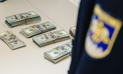 (FOTO) 43 800 de dolari americani destinați să ajungă în Dubai au rămas în Republica Moldova