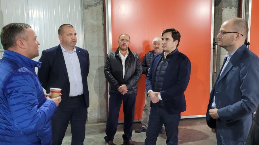 Trimisul Moscovei a venit în Moldova să caute moliile din fructele fermierilor. A mers în vizită la un agricultor