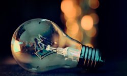 Guvernul austriac plafonează prețul energiei electrice pentru gospodării. Fiecare familie va economisi 500 EUR pe an