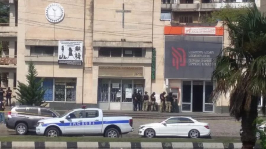 Un bărbat înarmat a luat 12 ostatici într-o bancă din Georgia. Cere 2 milioane de dolari ca să-i elibereze