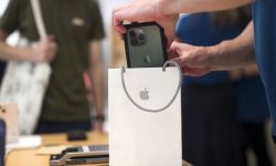 Peste 50% dintre americani folosesc iPhone. De ce este atât de popular