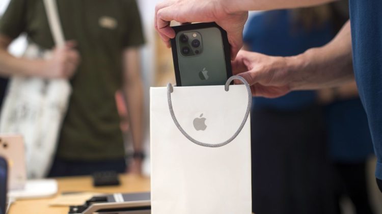 Peste 50% dintre americani folosesc iPhone. De ce este atât de popular