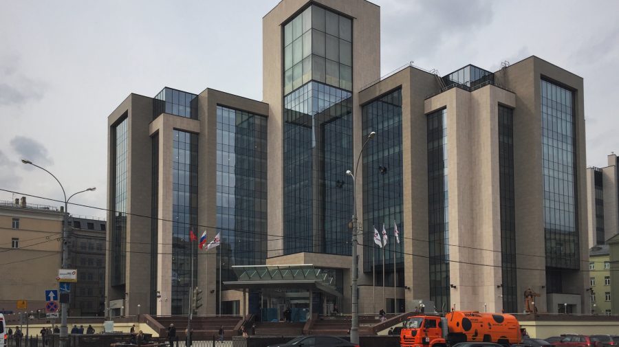 Imperiul Lukoil se vinde la preț de fier vechi – reduceri de 70% pentru activele rusești