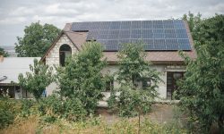 Tot mai mulți cetățeni au început să-și instaleze sisteme de energie regenerabilă. Ce economii fac