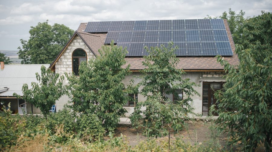 Tot mai mulți cetățeni au început să-și instaleze sisteme de energie regenerabilă. Ce economii fac