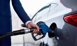 Benzina se mai scumpește cu 11 bani, iar motorina se ieftinește. Prețul carburanților pentru 2 noiembrie