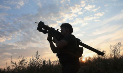 Banii pentru climă, trimiși la război: Comisia Europeană autorizează finanțarea industriei de apărare