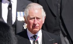 Zeci de angajaţi ai regelui Charles şi-ar putea pierde slujbele
