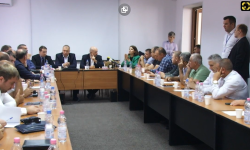 Ministrul Bolea luat în furci de fermieri. Seceta le-a uscat recolta. Vor instituirea stării de urgență în agricultură