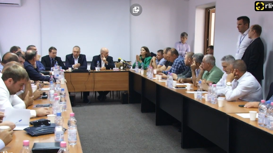 Ministrul Bolea luat în furci de fermieri. Seceta le-a uscat recolta. Vor instituirea stării de urgență în agricultură