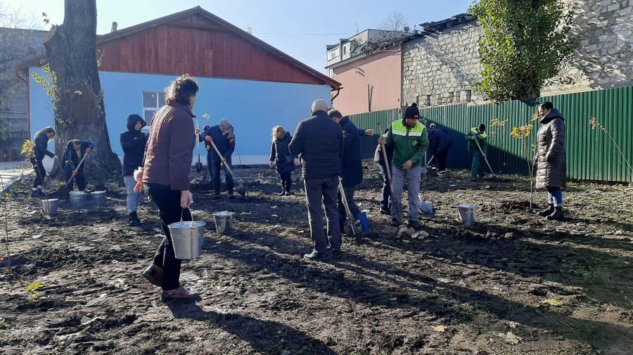 VIDEO În plină toamnă, Capitala înverzește! Sute de oameni au participat la Campaniei de plantare a arborilor