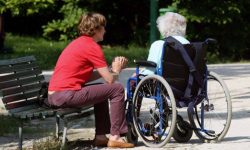 Șiretlicul prin care o femeie din Moldova a reușit să câștige peste 120.000 de euro de la bătrâna de care avea grijă