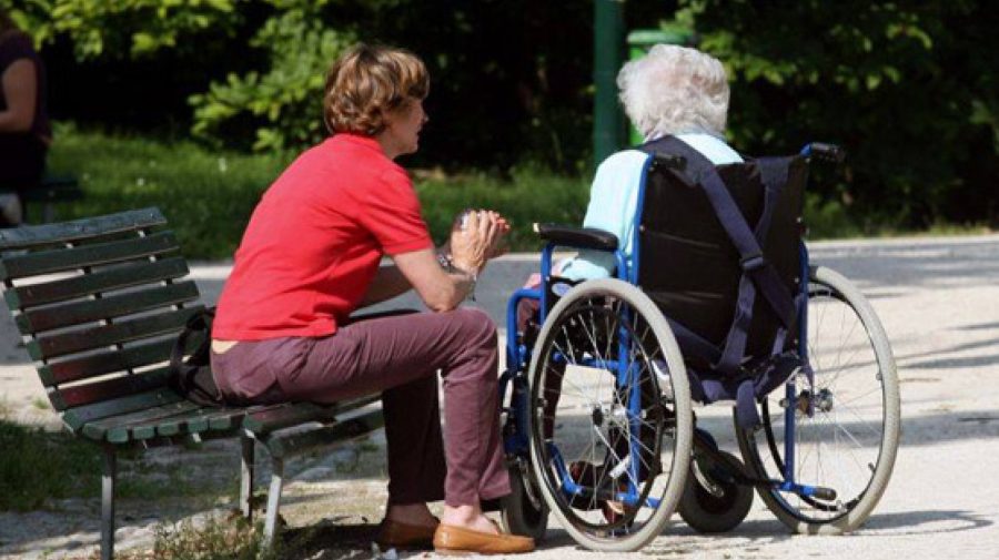 Șiretlicul prin care o femeie din Moldova a reușit să câștige peste 120.000 de euro de la bătrâna de care avea grijă