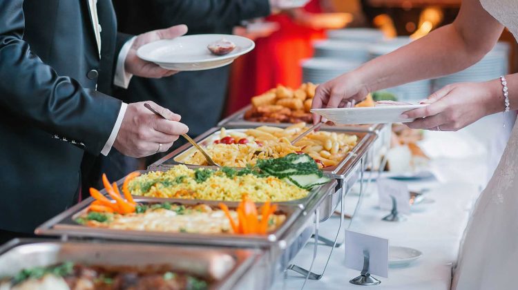 Mâncarea ieftină întoarce angajații la birou. Metoda inedită folosită de companiile din Londra