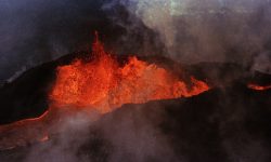 (FOTO) Cel mai mare vulcan activ din lume erupe în Hawaii pentru prima dată în ultimii 40 de ani