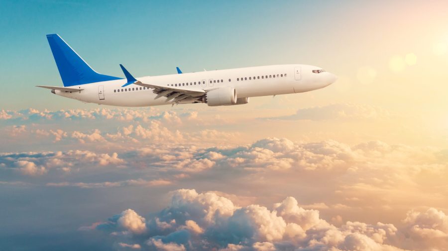 UE aprobă o lege care obligă companiile aeriene să plătească mai mult pentru poluare