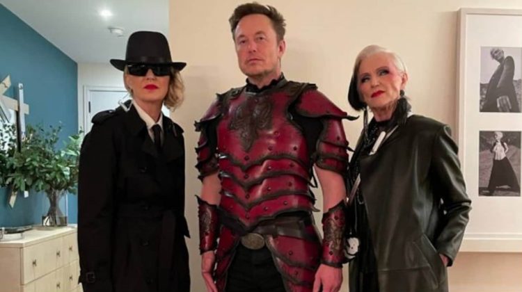 (FOTO) Cum a sărbătorit Elon Musk Halloween? Miliardarul a publicat primele fotografii de la petrecere
