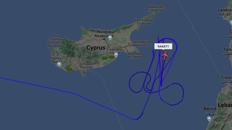 FOTO Un avion american a desenat un penis pe cer în apropierea unei baze rusești