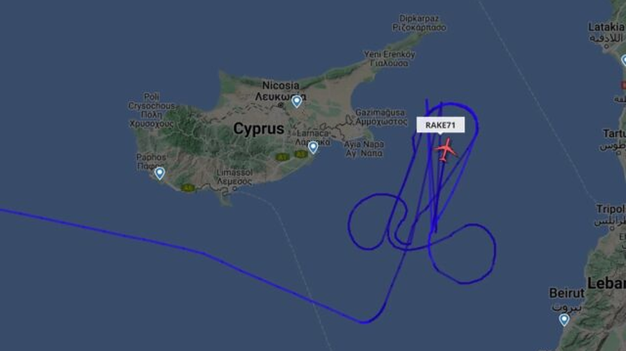 FOTO Un avion american a desenat un penis pe cer în apropierea unei baze rusești