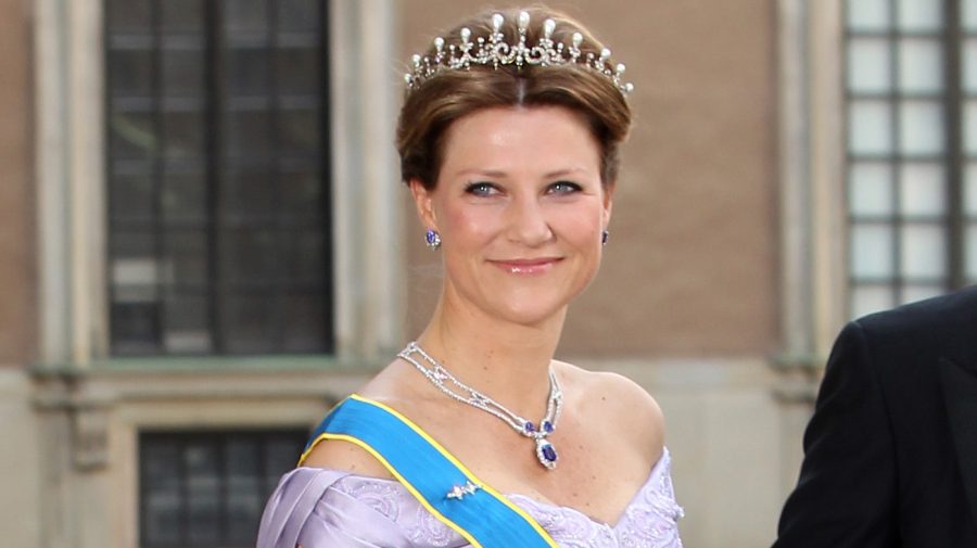 Prințesa care “vorbește cu îngerii” renunță la îndatoririle regale pentru logodnic – șamanul care “a înviat din morți”